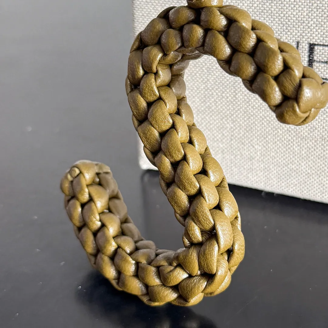 Batch 420 Let’s see what new cute little thing BV has released~ It’s this letter pendant, which is different from the puppy pendant. The weaving of this letter is more three-dimensional, and the material is very solid, and it is not easy to deform even if it is folded. Style number: S